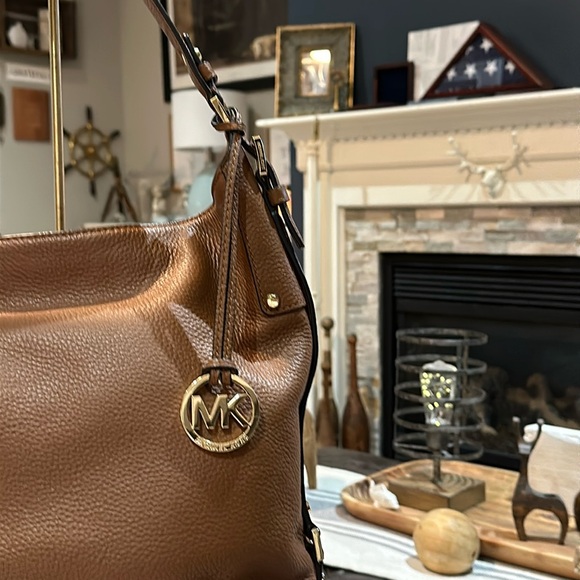 Authentic Michael Kors Bedford Belted Venus Leather Shoulder Bag in Luggage, EUC - Picture 9 of 16